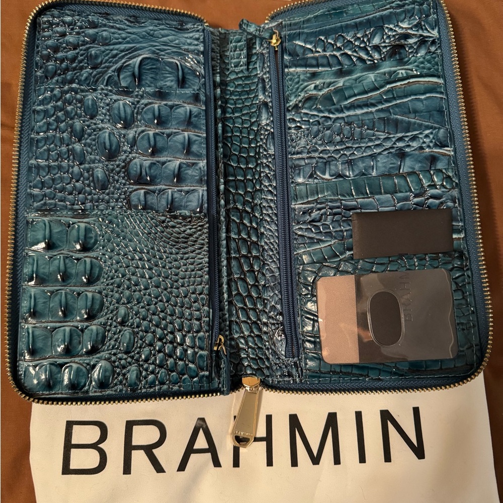 Great condition Brahman wallet is travel wallet Melbourne Skyler (0.7x5x9.5).